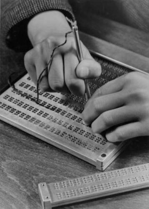 Hamburg. Blindenschule Lerchenfeld. Mathematik für blinde Schüler. Sie rechnen mit einer Rechentafel für Blinde (Braille-Zeichen).