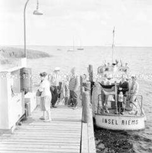 Fährschiff an der Insel Riems (Greifswald)