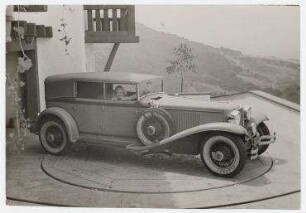 Die Schauspielerin Ann Harding in ihrem Wagen vor der Garage in Hollywood. Ann Harding