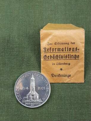 3 Denkmünzen: Zur Erbauung der Reformations-Gedächniskirche in Nürnberg 1921 sowie 1 Originalverpackung