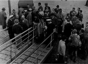 Seedienst Ostpreußen. Passagierschiff "Hansestadt Danzig". Einchecken der Passagiere in Travemünde