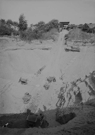 Dresden-Prohlis. Kiesgrube der Ziegelei Friedrich Kunath. Ansicht der Kiesgrube mit Feldbahn