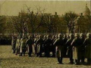 Reichspräsident von Hindenburg nimmt eine Parade der Reichswehr ab