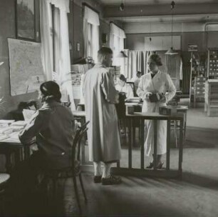 Benutzer bei Abholung/Rückgabe von Lichtbildreihen, Sächsische Landesbildstelle, um 1937