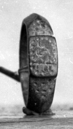 Fingerring mit Punkten und undeutlichen Zeichen verziert