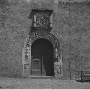 Torgau. Schloss Hartenfels, Schloßkirchenportal und Grablegungsrelief