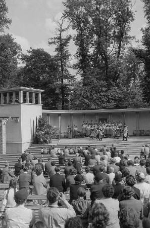 Eine Tanzveranstaltung auf der Freilichtbühne im Clara-Zetkin-Park