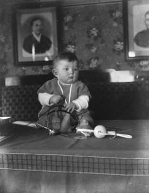 Mittelsachsen, Kinderportrait : Mittelsachsen. Kleines Kind auf einem Tisch sitzend