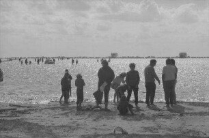 St. Peter-Ording, Böhl: Hochflut überschwemmt Parkplatz, Autos im Wasser