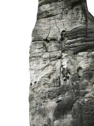 Sächsische Schweiz. Pfaffenstein, Barbarine. Seilschaft Rudolf Stolle an der Talseite (VIIc)