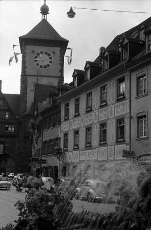 Freiburg i. Br.: Schwabentor und "Zum roten Bären", im Vordergrund: Brunnen