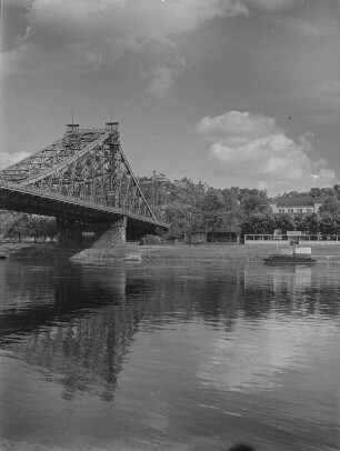 Dresden-Blasewitz. Blick über die Elbe zum Blauen Wunder und dem Luisenhof