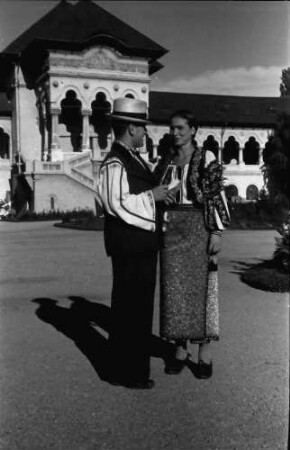 Bukarest: Trachten, Mann und Frau