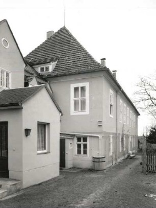 Radebeul, Paradiesstraße 66/68. Sogenannter Grundhof (1750/1850). Herrenhaus