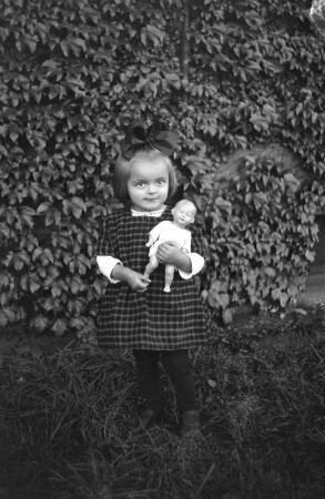 Kleines Mädchen mit Puppe
