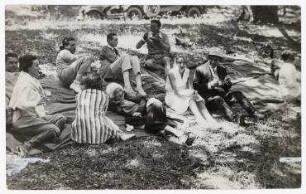 Erich Salomon zu Gast bei William Randolph Hearst, Picknick, San Simeon, Kalifornien. untere Reihe, 3. von links: Marion Davies, rechts daneben William Randolph Hearst