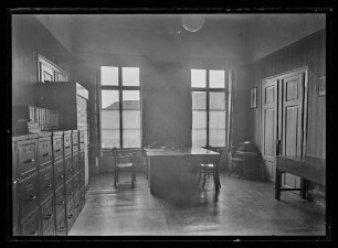 Großes Büro mit Schreibtisch, Büroschränken und Schreibmaschine (Kreisleitung NSDAP, heute: Eichelgasse 56 B-W Bank)