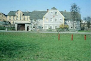 Dorfplatz und große, anliegende Gebäude