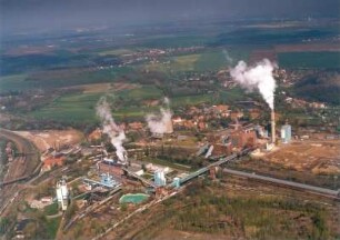 Deuben. Ortsteilansicht mit MIBRAG (Mitteldeutsche Braunkohlengesellschaft mbH, Industriekraftwerk und Braunkohlenstaubmahlanlage). Luftbild-Schrägaufnahme von Südost