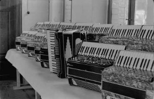 Musikinstrumentenbau Klingenthal : Musikinstrumentenbau Klingenthal, VEB Klingenthaler Harmonikawerk. Tisch mit fertigen Akkordeons