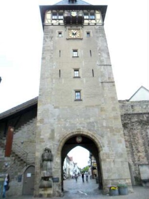 Stadtbefestigung - Stadttor (oberer Torturm) von Stadtseite (Westen) mit Schießscharten sowie Stadtmauer und Wehrgang