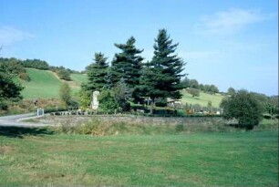 Friedhof außerhalb des Ortes mit Kriegerdenkmal