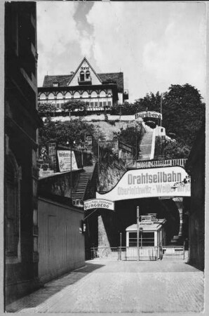 Dresden-Loschwitz, Oberer Burgberg. Hotel und Restaurant "Burgberg" (1852). Ansicht mit der Talstation der Standseilbahn