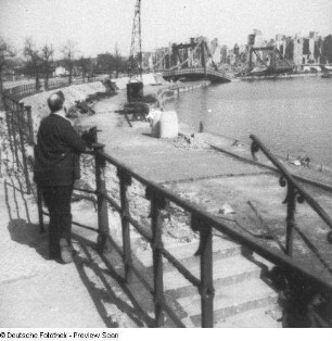 Berlin. Blick zur zerstörten Admiral-Scheer-Brücke (Alsenbrücke). Ansicht von Südwesten