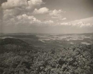 Sächsische Schweiz. Kleiner Winterberg und Kirnitzschtal gegen Südrand der Lausitz. Blick vom Winterberg von Süden