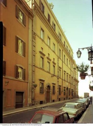 Palazzo Zuccari, Fassade zur Via Sistina