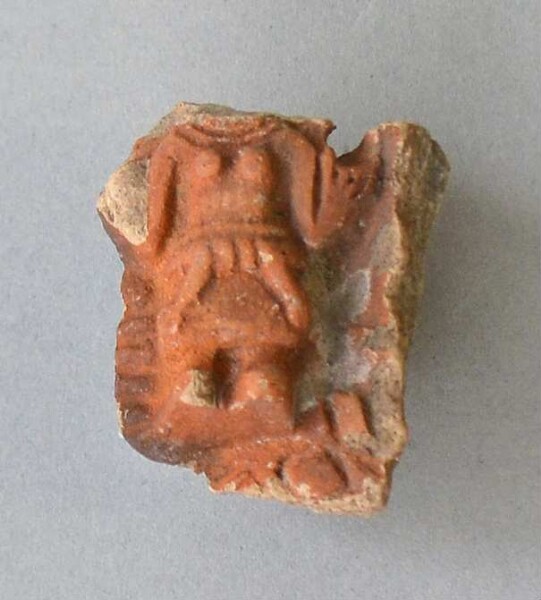 Figurine en argile (fragment de récipient)