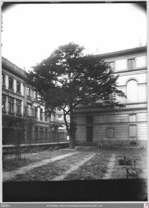 Eschersheimer Turm (angeschnitten) und Senckenberg Museum (Naturhistorisches Museum) von Westen im Hintergrund Peterskirche