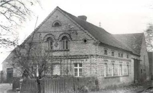 Wohngebäude in Nochten : Bauwesen - Exterieur. Ort: Wochozy / Nochten. Blick aufs Haus, Ziegelornamentik.