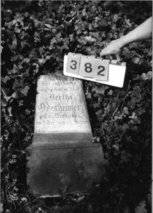 Grabstein 382 (Index: 99792092) Material: Sandstein Zustand: leicht verwittert, Obelisk liegend Maße HxBxT: 69x39x15 cm Beschreibung: Obelisk, profilierter Sockel Besonderheit: Kindergrab: Grabstein 382