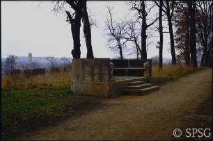 Potsdam, Park Sanssouci, Ruinenberg, halbrunde Sitzbank.