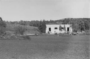 Älteste italienische Kolonie : Siedlungshaus mit Feld im Vordergrund