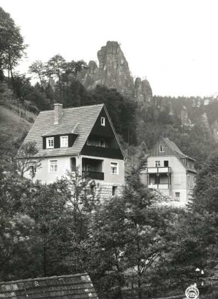 Rathen-Niederrathen. Amselgrundweg mit Landhäusern Schön und Abendruh. Blick nach Nordwest zur Kleinen Gans