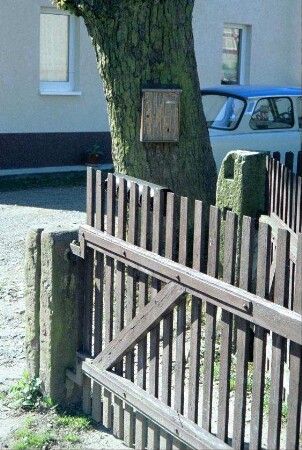 Hofeingangspforte, große Natursteine als Zaunsäulen