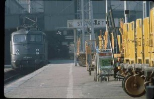 Stuttgart Hbf. Gleis 16 Lok 110 288 Lz Gepäckkarren