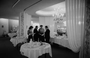 Messe, Präsentation von Porzellangeschirr