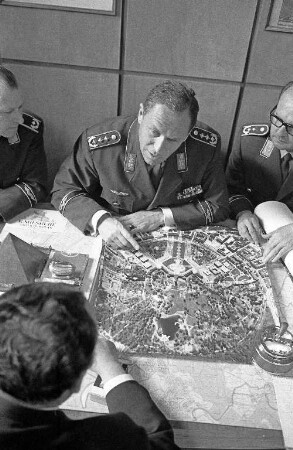 Schenkung von Luftbildern der beiden Bundesgartenschau-Zentren durch die Luftwaffengruppe Süd an die Stadt Karlsruhe.