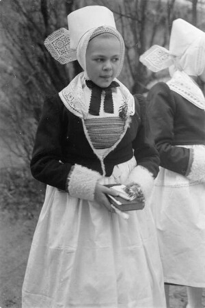 Konfirmandin in Schleifer Tracht. : Konfirmandka w Slepjanskej drasće.