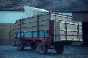 Fotografie: Transportgerät, Miststreuer, Zweiachsanhänger, Be- und Entladen