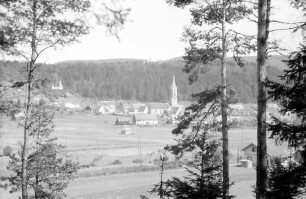 Kirchen-Hausen: Blick aus dem Wald auf Kirchen-Hausen