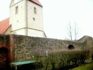 Ansicht von Südosten mit Kirchturm über (innerer) Kirchhofmauer (einstiger Wehrgang im 19 Jhd abgetragen-ebenso Eckturm und Zwingermauer)