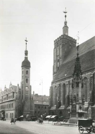 Vorm Rathaus in Guben steht die Jakobikirche und Denkmal : Guben (Gubin/Polen). Rathaus und Stadtkirche. Straßenansicht mit Brunnen