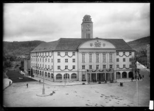 Gera. Gebäude mit Girlanden geschmückt
