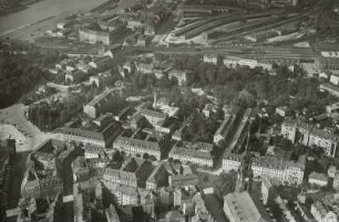 Dresden-Neustadt: Königstraße und Umgebung mit Gleisanlagen Bahnhof Neustadt. Luftbild-Schrägaufnahme von Südosten