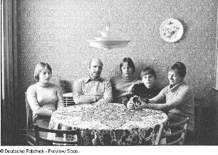 Familie S. am Tisch sitzend, aufgenommen in Dresden
