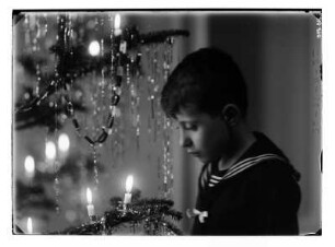 Porträt von Dagor Richter, Sohn der Fotografin, unter dem Weihnachtsbaum